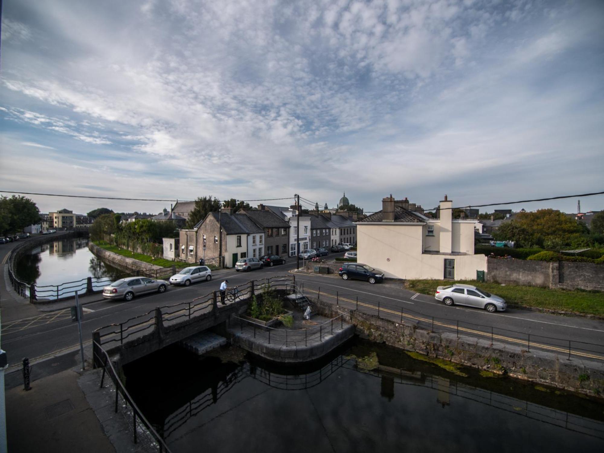 Donegan Court Aparthotel Galway Ngoại thất bức ảnh