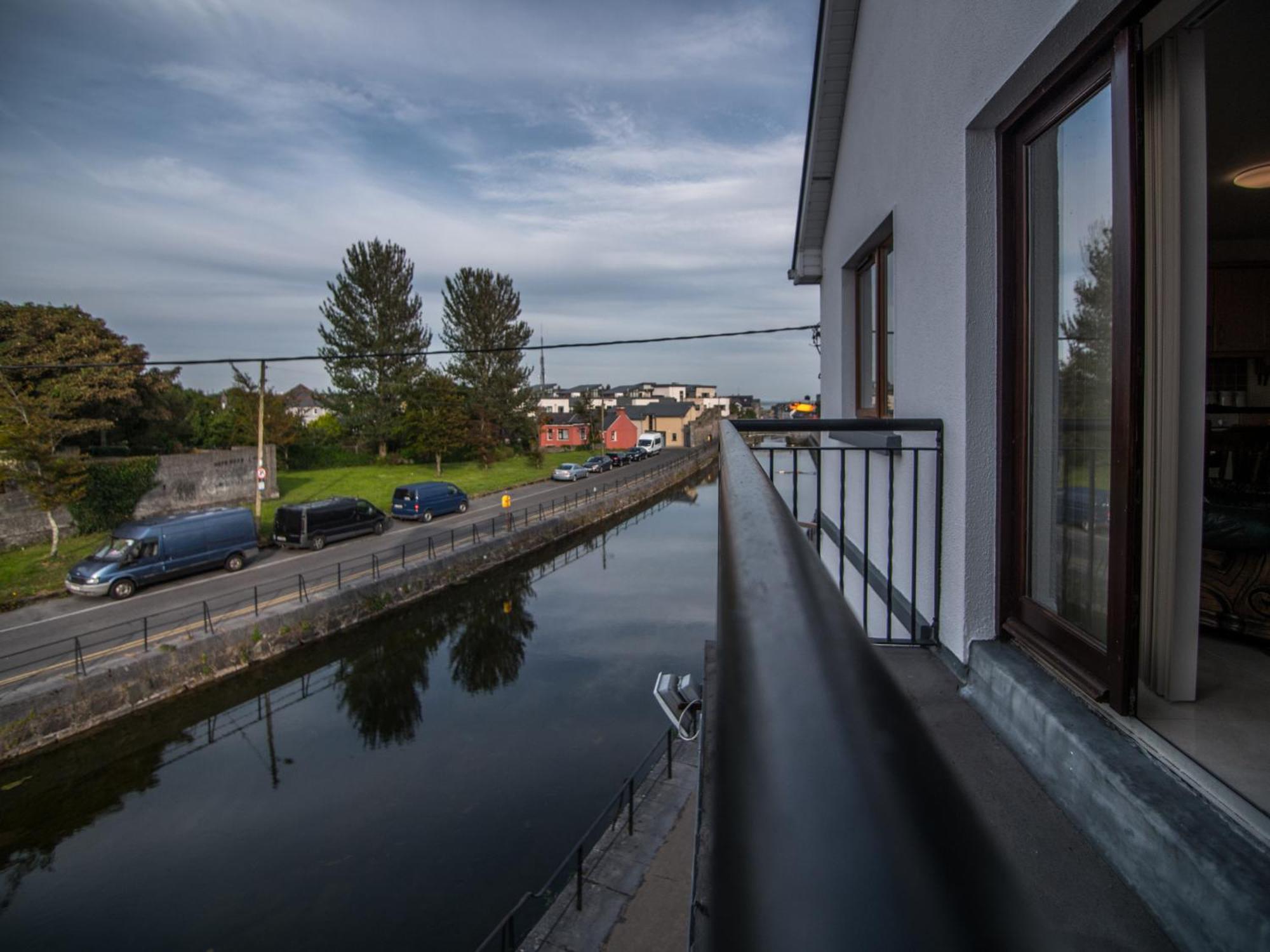 Donegan Court Aparthotel Galway Ngoại thất bức ảnh